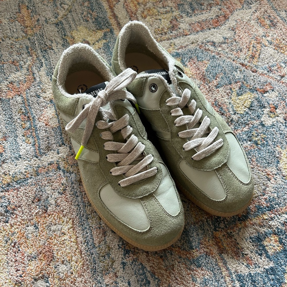 NEW Women’s Green VERBENAS, size 40 / US 9. Made In Spain, Leather Sneakers.